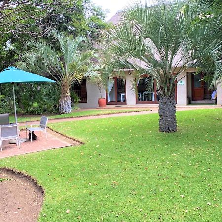 Safari Club Guest Lodge Or Tambo International Airport ケンプトンパーク エクステリア 写真