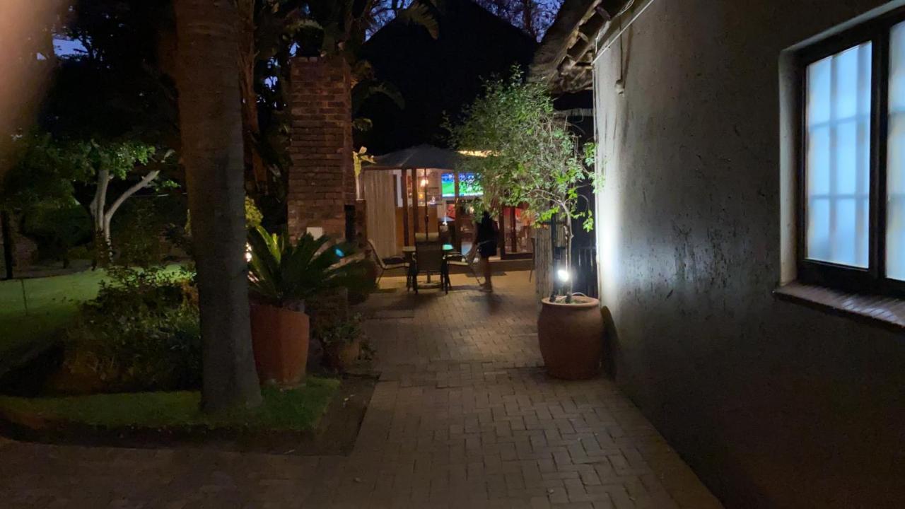 Safari Club Guest Lodge Or Tambo International Airport ケンプトンパーク エクステリア 写真