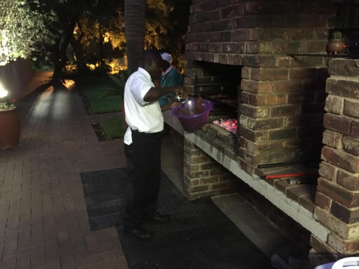 Safari Club Guest Lodge Or Tambo International Airport ケンプトンパーク エクステリア 写真