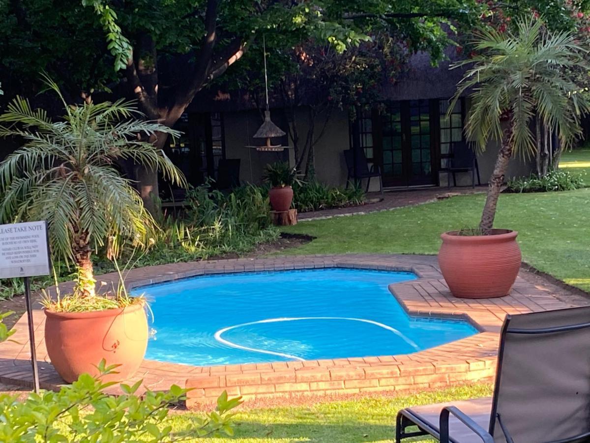 Safari Club Guest Lodge Or Tambo International Airport ケンプトンパーク エクステリア 写真