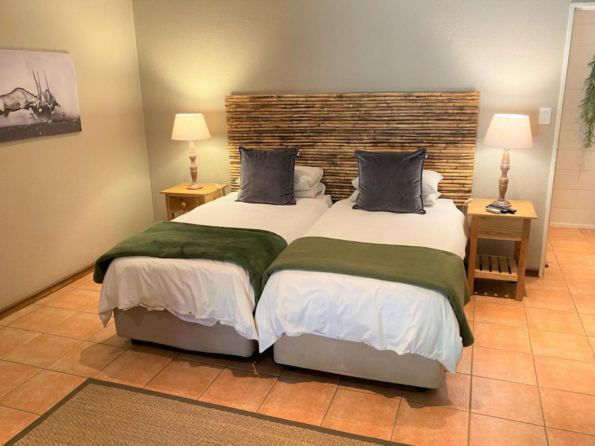 Safari Club Guest Lodge Or Tambo International Airport ケンプトンパーク エクステリア 写真