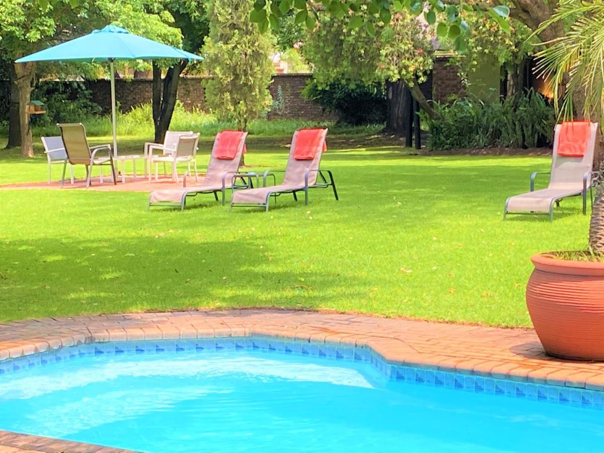 Safari Club Guest Lodge Or Tambo International Airport ケンプトンパーク エクステリア 写真