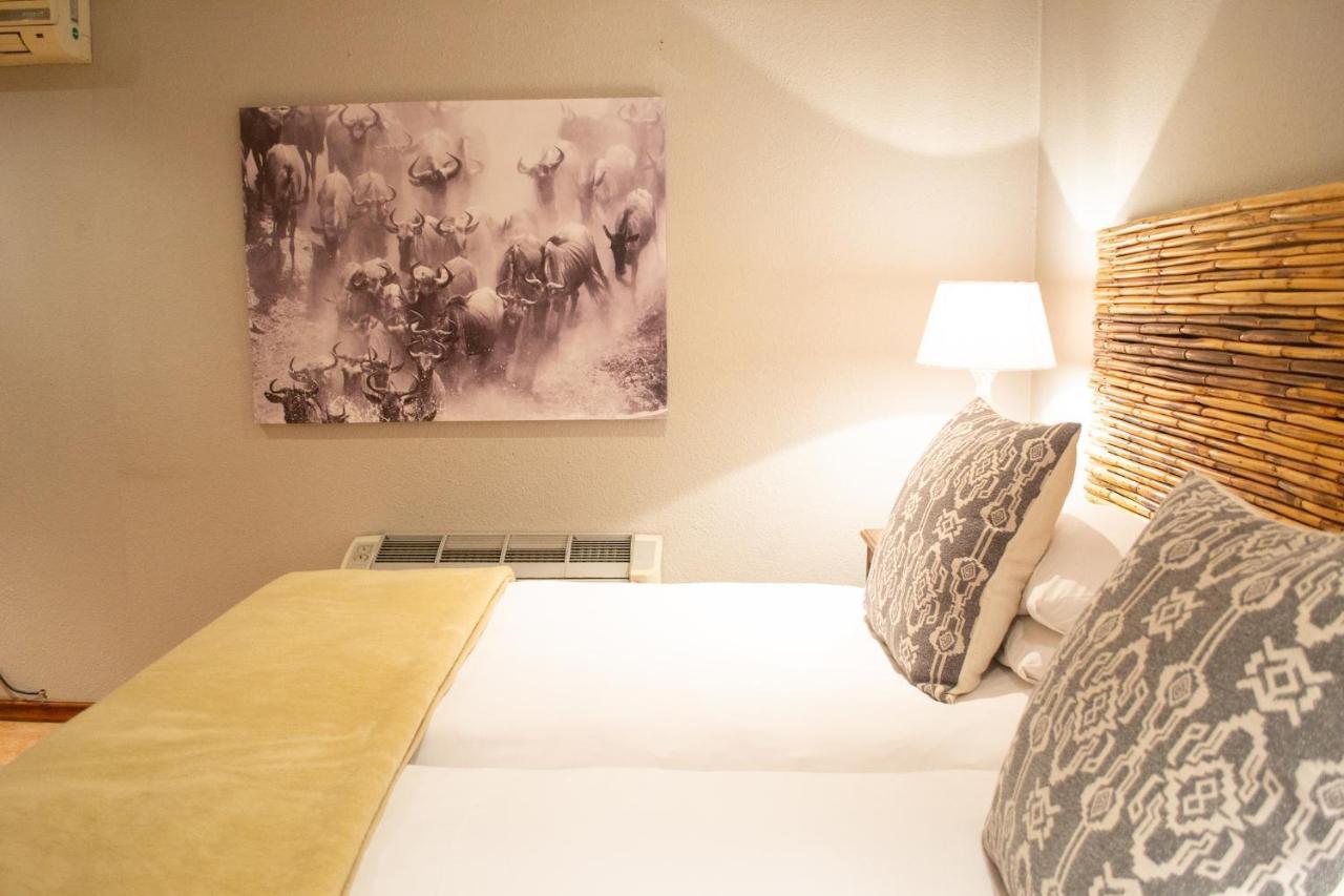 Safari Club Guest Lodge Or Tambo International Airport ケンプトンパーク エクステリア 写真