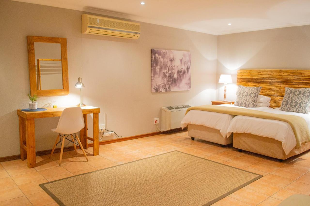 Safari Club Guest Lodge Or Tambo International Airport ケンプトンパーク エクステリア 写真