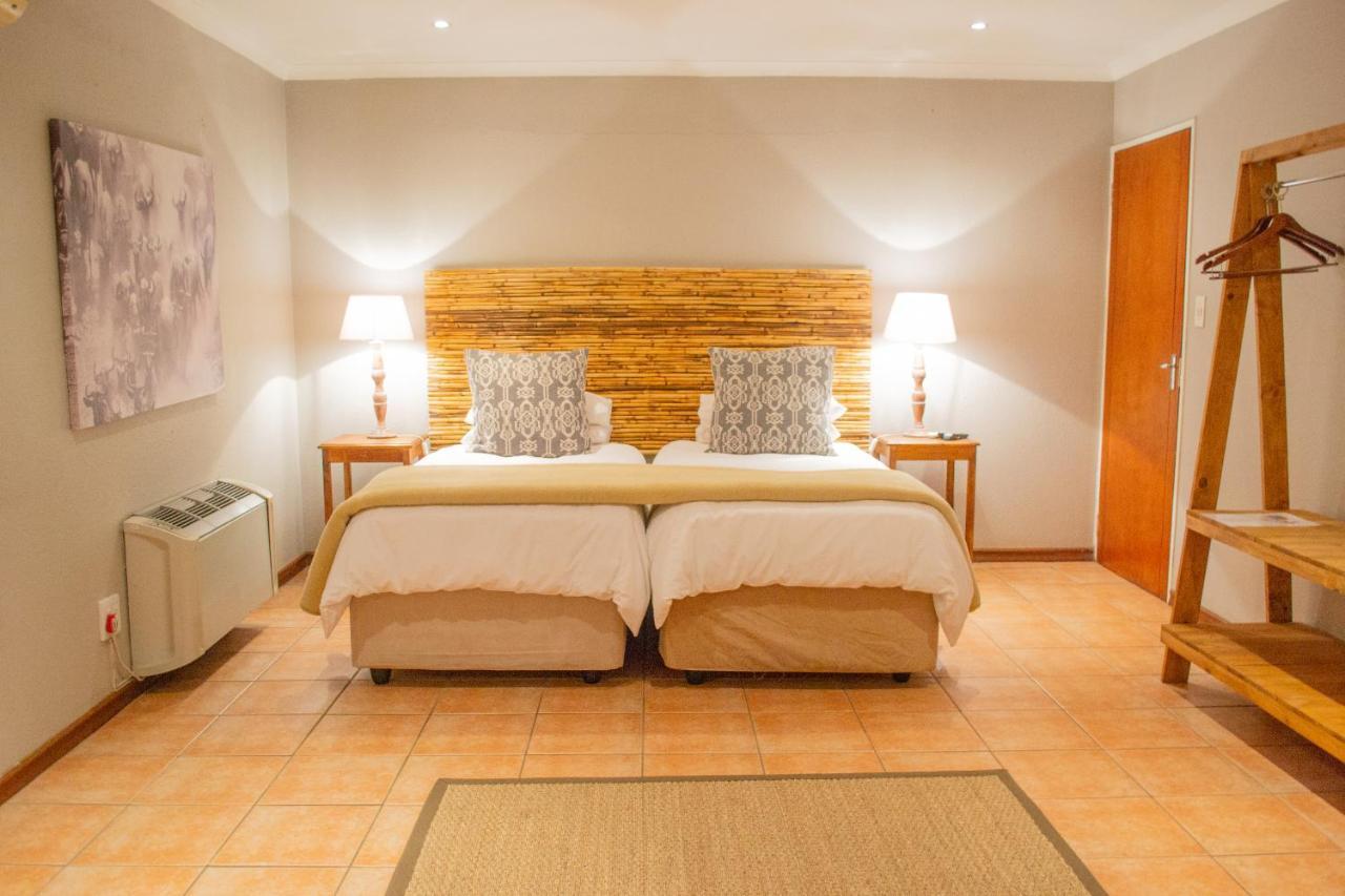 Safari Club Guest Lodge Or Tambo International Airport ケンプトンパーク エクステリア 写真