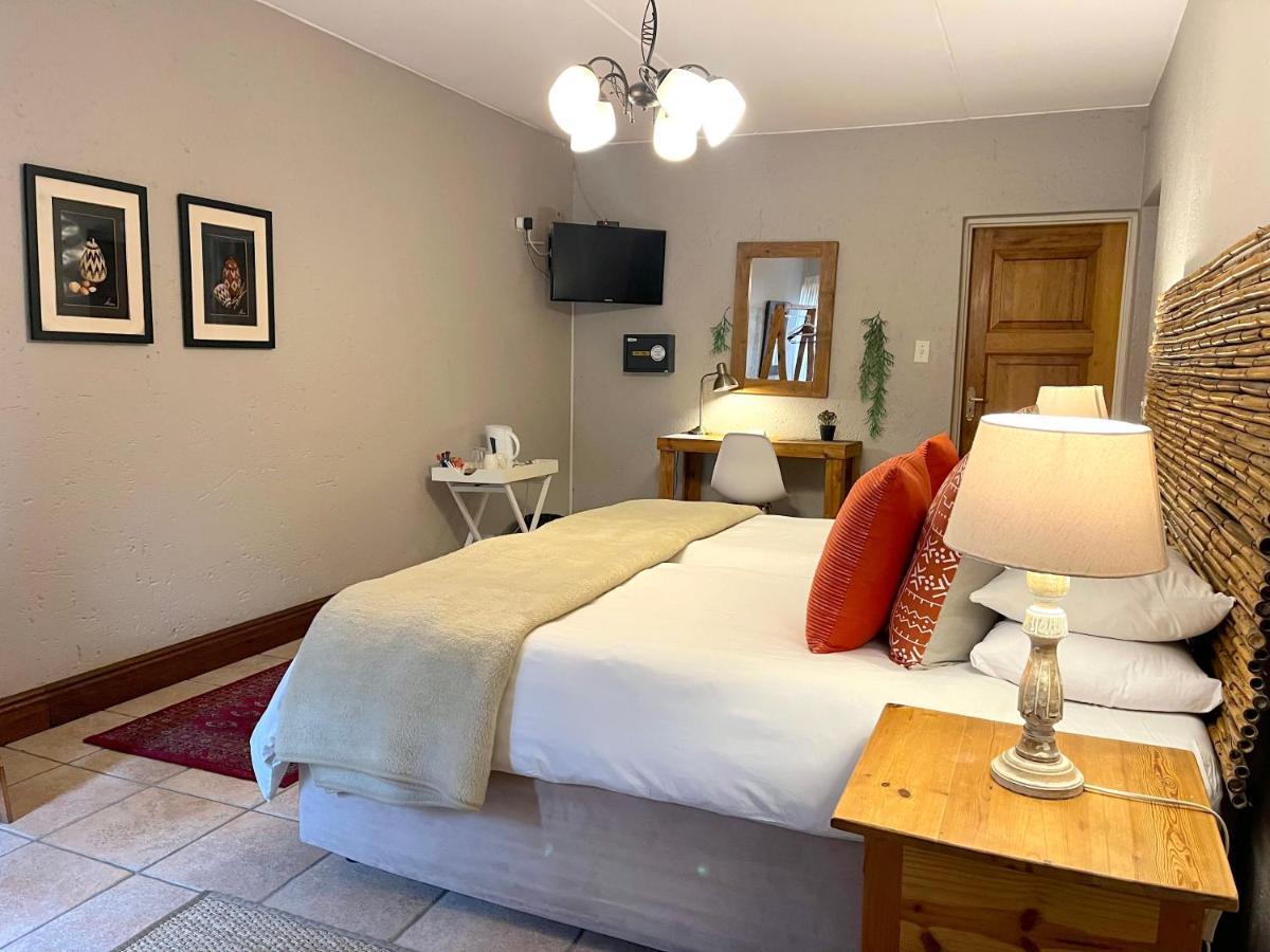 Safari Club Guest Lodge Or Tambo International Airport ケンプトンパーク エクステリア 写真