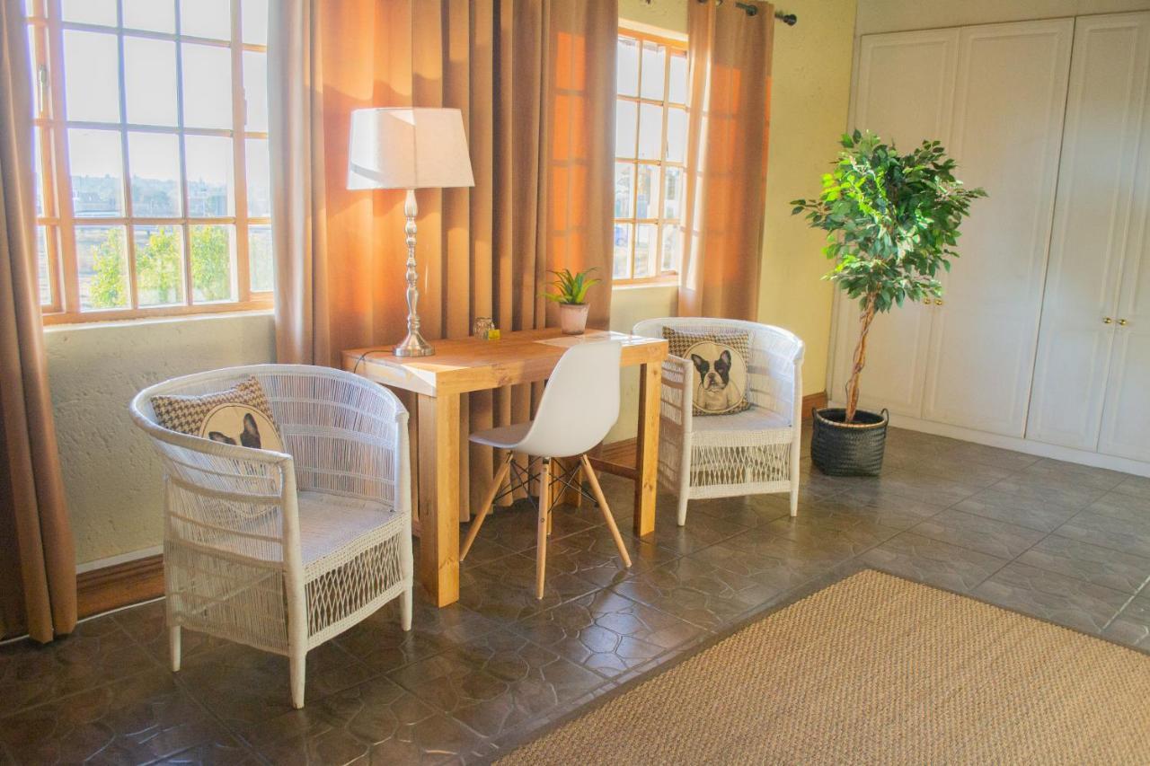 Safari Club Guest Lodge Or Tambo International Airport ケンプトンパーク エクステリア 写真