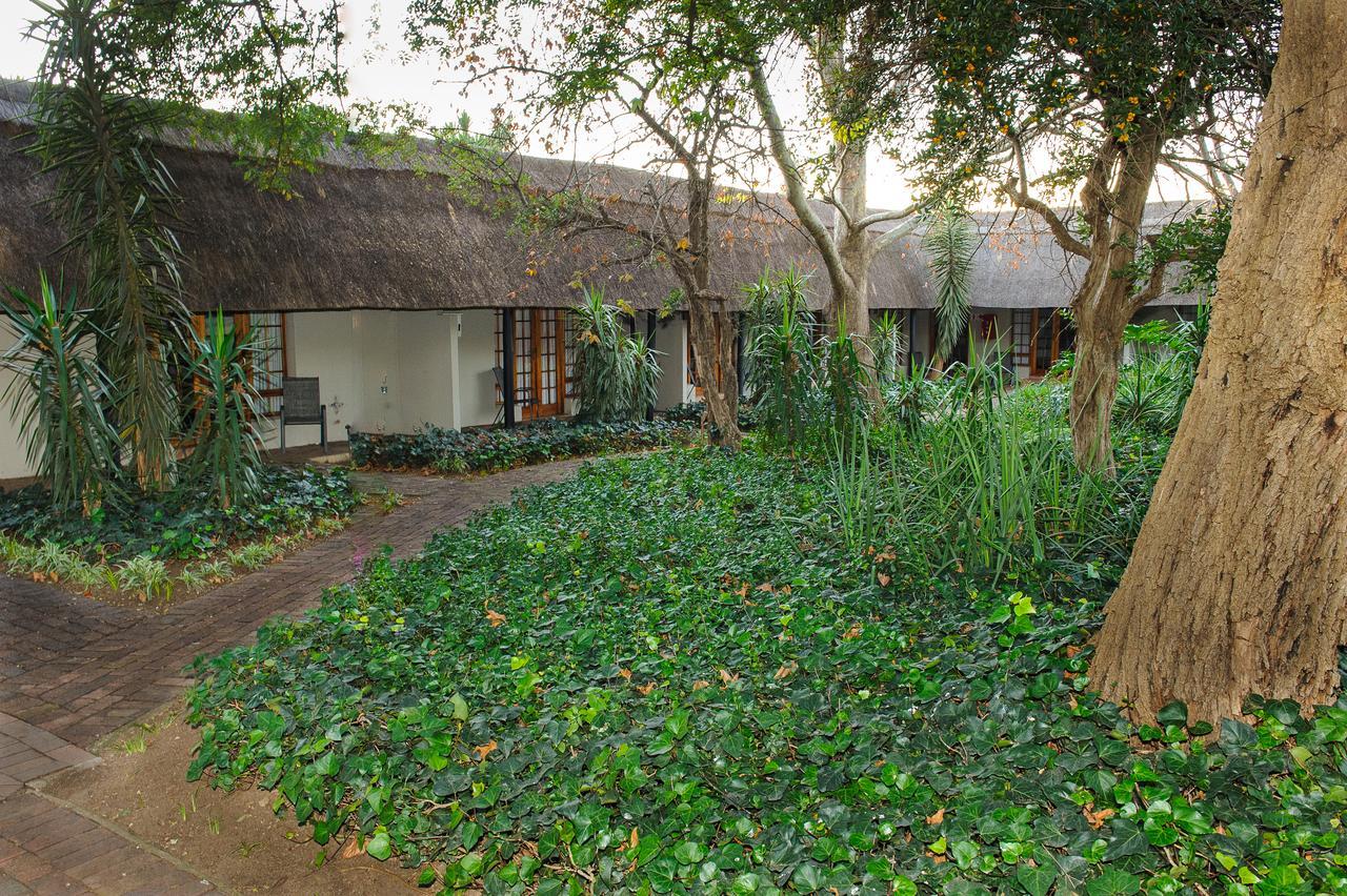 Safari Club Guest Lodge Or Tambo International Airport ケンプトンパーク エクステリア 写真